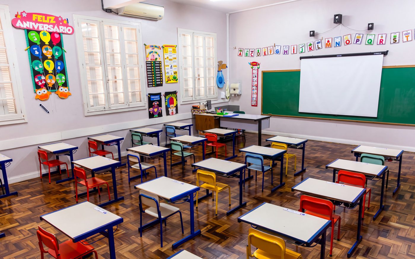 Sala de aula vazia, representando a trajetória da Professora Mariene