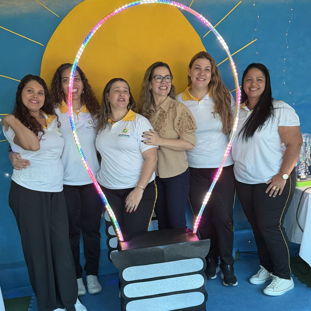 Professora Mariene com a equipe da campanha em evento numa escola