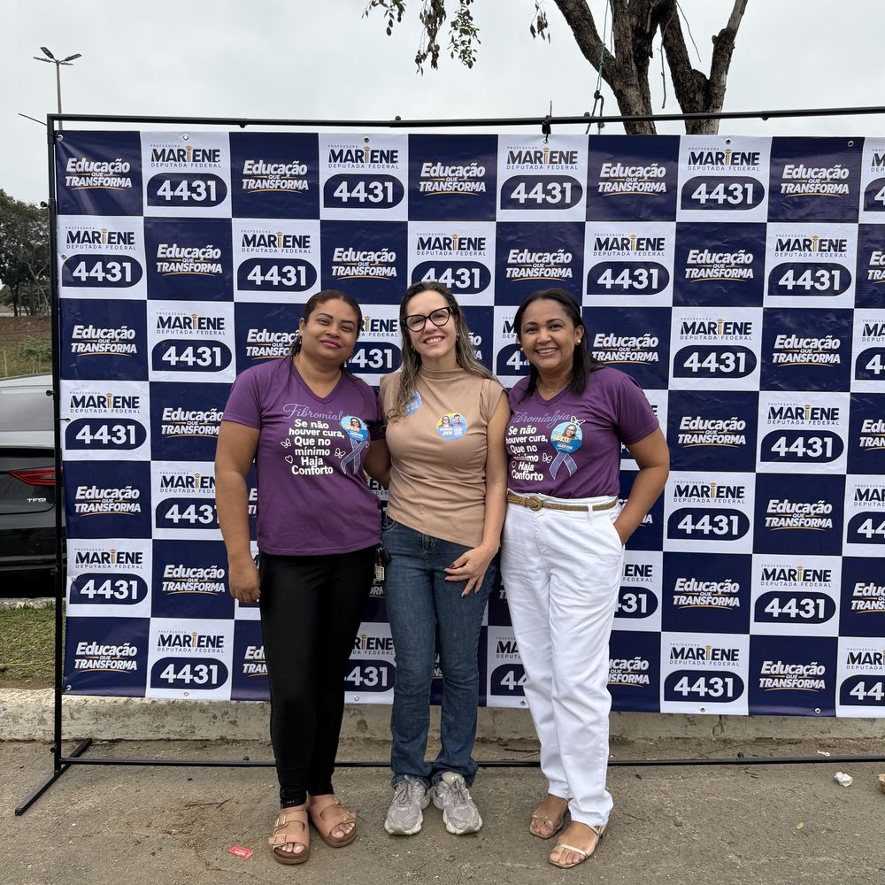 Professora Mariene com apoiadoras no painel Educação Transforma 4431