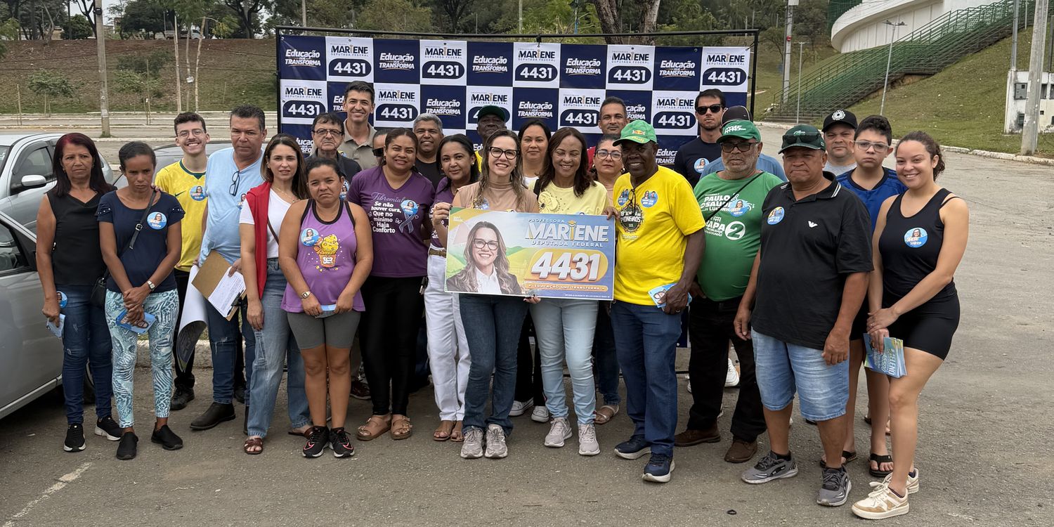 Professora Mariene com apoiadores de Ipatinga em frente ao painel da campanha 4431