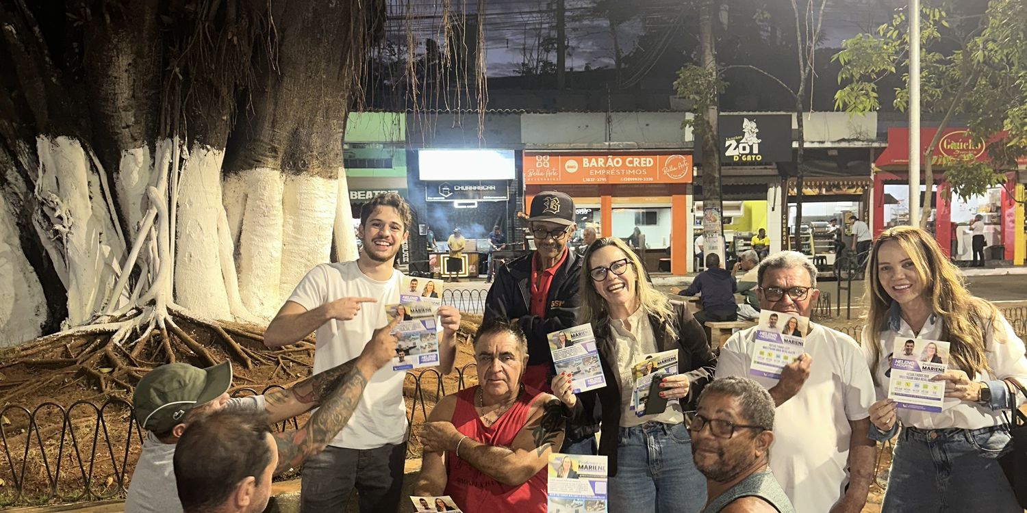 Professora Mariene e a equipe em campanha numa praça de Ipatinga