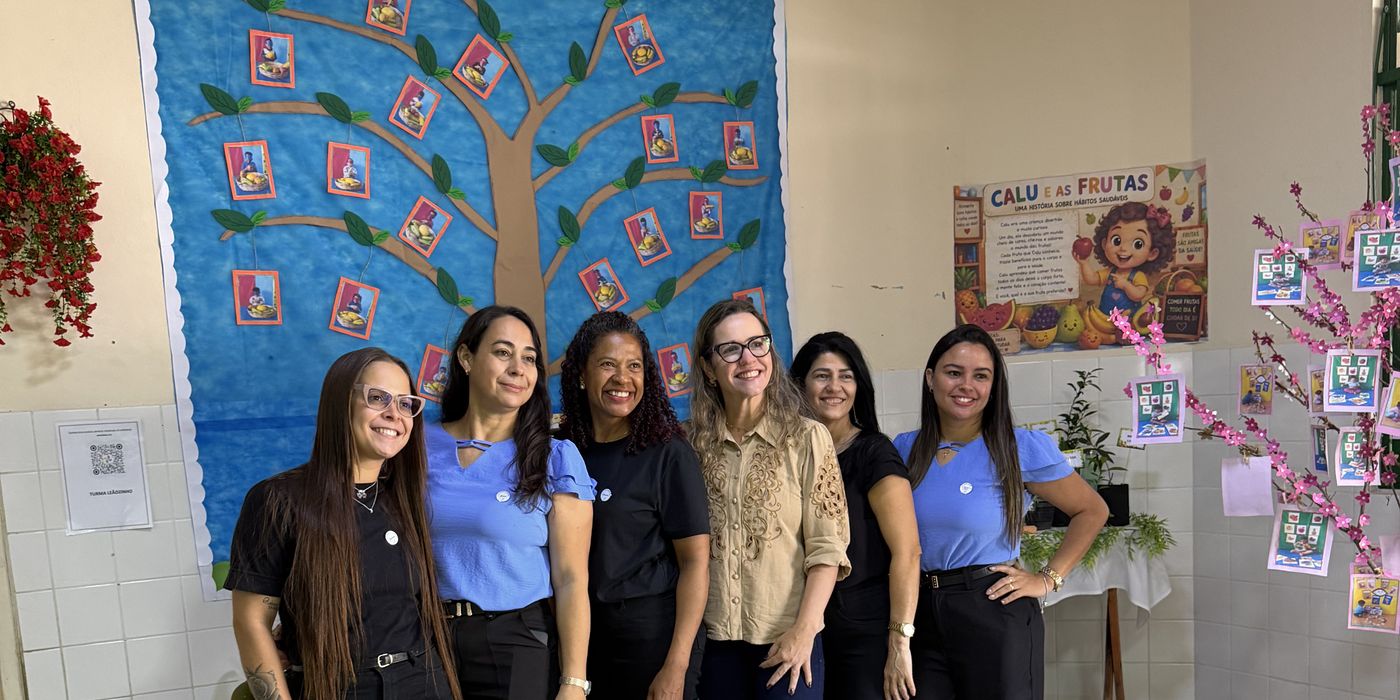Professora Mariene com um grupo de apoiadoras em evento da campanha