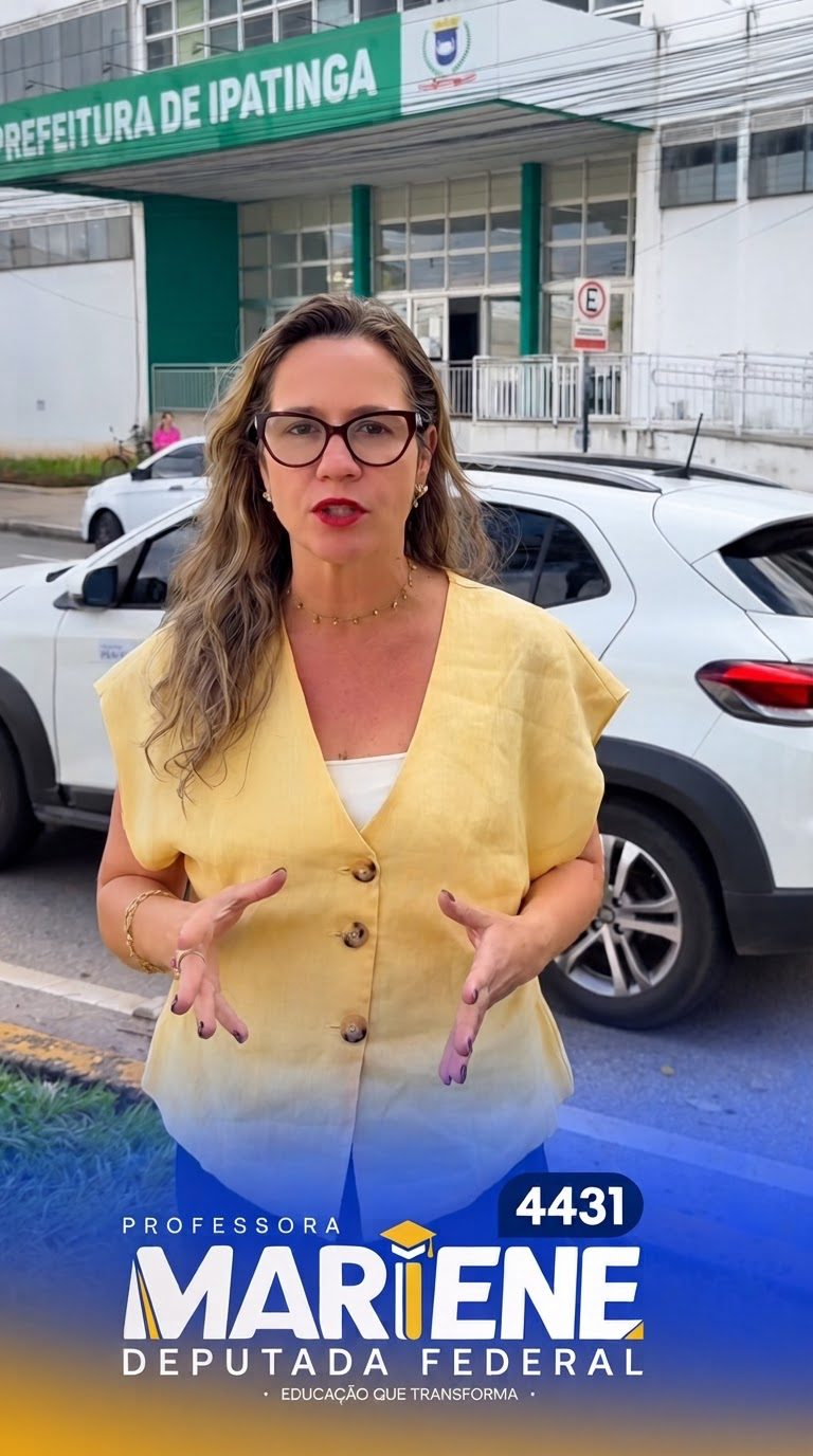 Professora Mariene falando em frente à Prefeitura de Ipatinga