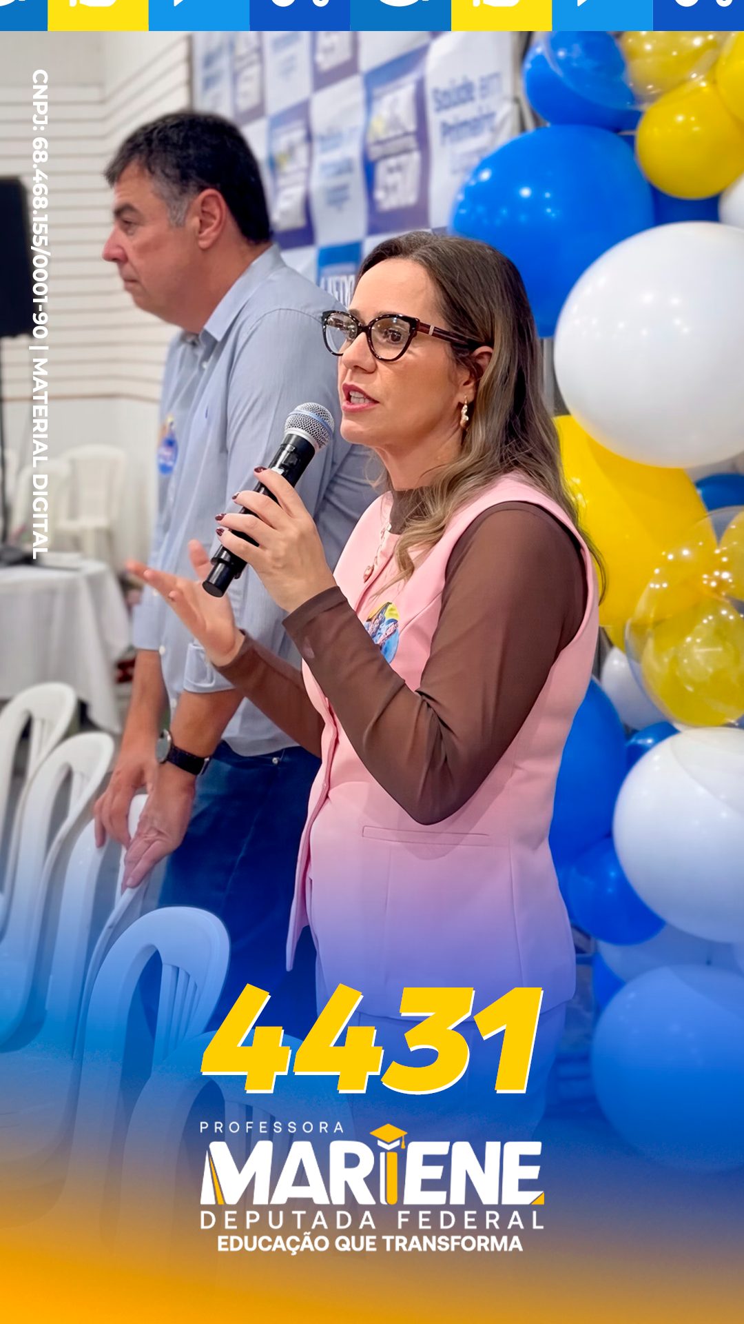 Professora Mariene falando ao microfone em evento da campanha, ao lado de Heleno do Hospital